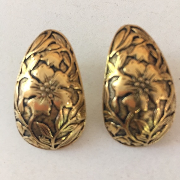 Jewelry - Earrings Gold Floral Engraved Post